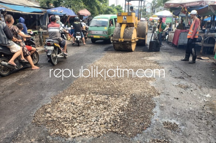 KEBUT - Sejumlah pekerja sibuk mengerjakan perbaikan ruas JL Raya Ngelom - Sepanjang dan Wedoro - Kepuhkiriman, Rabu (10/05/2023). 