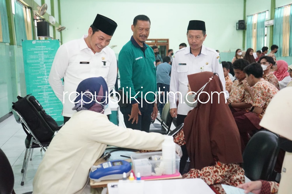 DONOR - Wabup Sidoarjo, Subandi mengapresiasi kegiatan donor darah yang digagas para alumni 1981 SMAN 1 Sidoarjo di aula sekolah setempat dengan jumlah peserta sekitar 150 pendonor, Rabu (10/05/2023).