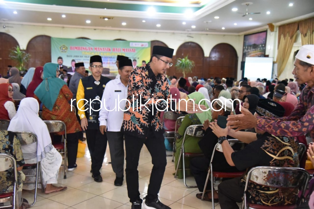 MANASIK - Bupati Sidoarjo, Ahmad Muhdlor Ali membuka acara Manasik Haji bagi 2.300 CJH asal Sidoarjo yang digelar Kementerian Agama (Kemenag) Kabupaten Sidoarjo di Gedung Rahmatul Ummah, Sidoarjo, Rabu (10/05/2023).