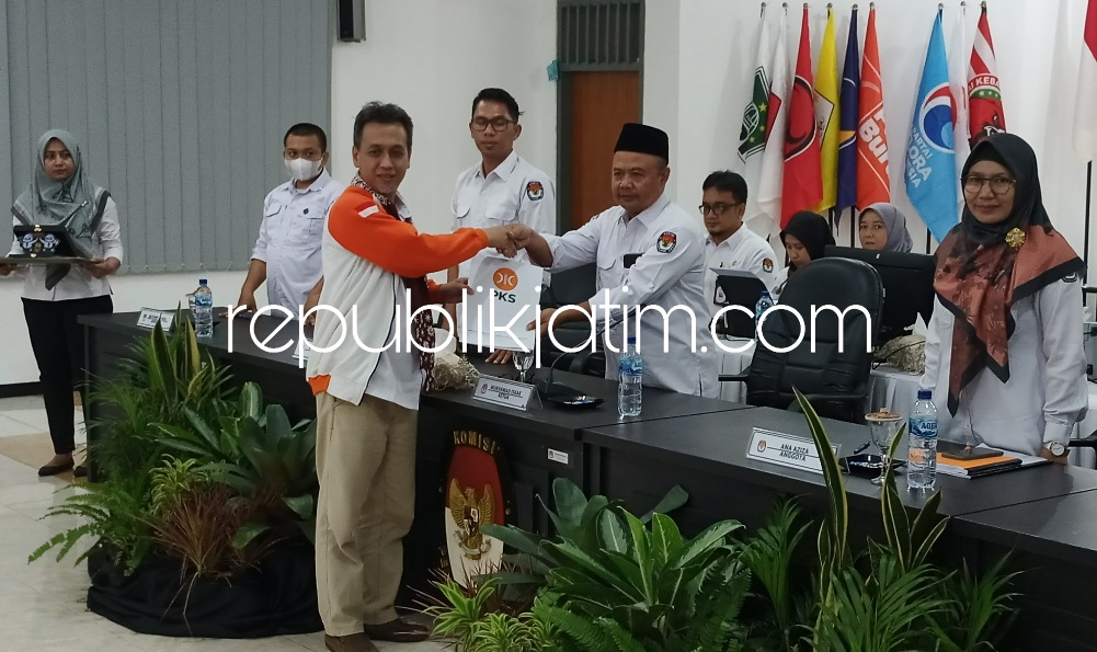 BERKAS - Ketua DPD PKS Kabupaten Sidoarjo, Denny Haryanto menyerahkan berkas Bacaleg PKS ke Ketua KPU Sidoarjo, M Iskak di Aula Kantor KPU Sidoarjo, Kamis (11/05/2023).