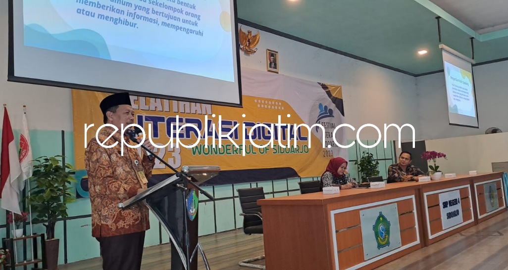 PELATIHAN - Kepala Dikbud Pemkab Sidoarjo Dr Tirto Adi membuka acara pelatihan bagi ribuan guru SD dan SMP di Sidoarjo agar melek content digital (materi digital) secara bertahap yang dibagi dalam dua gelombang di Aula SMPN 4 Sidoarjo, Kamis (11/05/2023).