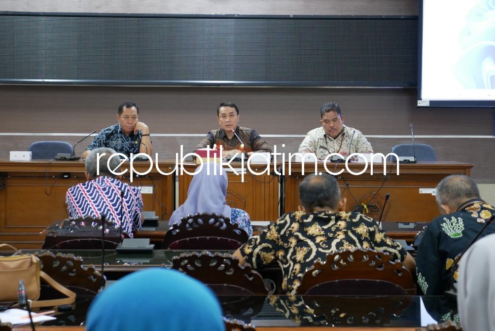 RAPAT - Sekda Kabupaten Sidoarjo, Andjar Surjadianto memimpin rapat koordinasi pemenuhan target penerima Program Kurma Tahun 2023 yang belum terpenuhi di Kantor Pemkab Sidoarjo, Kamis (11/05/2023). 