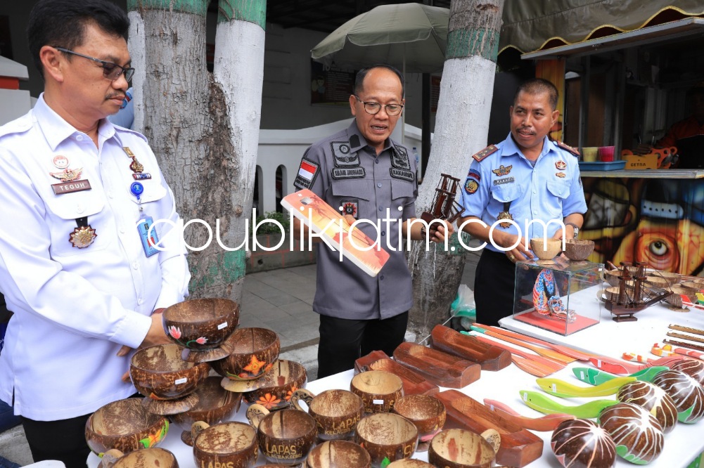 PRODUK - Kepala Kanwil Kemenkumham Jatim, Imam Jauhari mengecek produk para narapidana saat acara penjualan produk dari 39 Lapas dan Rutan di Jatim selama gelaran One Day One Prison’s Product, Jumat (12/05/2023).