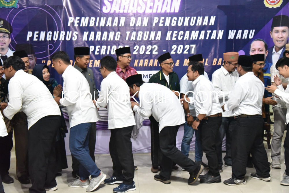 SUPPORT - Bupati Sidoarjo, Ahmad Muhdlor Ali memberi support saat menghadiri sarasehan sekaligus pengukuhan pengurus Karang Taruna Kecamatan Waru masa bakti 2023 - 2028 di Kantor Kecamatan Waru, Kamis (11/05/2023) malam.