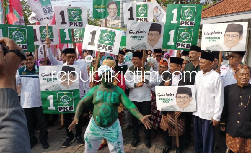 SERAHKAN - Ketua DPC PKB Sidoarjo, Subandi menyatakan 50 Bacaleg PKB kepada Ketua KPU Sidoarjo, Muhammad Iskak di Aula Kantor KPU Sidoarjo, Sabtu (13/05/2023).