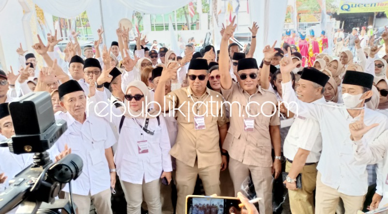 DAFTAR - Sebanyak 50 Bacaleg Partai Gerindra Sidoarjo mendaftarkan diri ke KPU Sidoarjo diantarkan Ketua DPC Partai Gerindra Sidoarjo, Kayan Samari memberikan semangat kemenangan partai, Sabtu (13/05/2023).