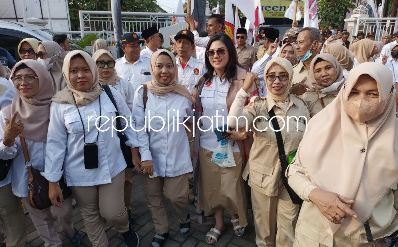 DAFTAR - Bacaleg Partai Gerindra Sidoarjo Dapil I, Yuli Maria (tengah berkacamata hitam) ikut mendaftarkan diri ke KPU Sidoarjo bersama puluhan Bacaleg Gerindra Sidoarjo lainnya, Sabtu (13/05/2023) sore.