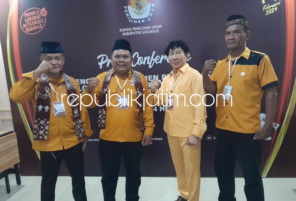 DAFTAR - Ketua DPC Partai Hanura Sidoarjo, Abdullah menyerahkan berkas pendaftaran 50 Bacaleg Partai Hanura ke KPU Sidoarjo, Minggu (14/05/2023). 