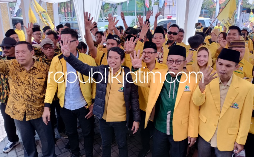 DAFTAR - Ketua DPD Partai Golkar Sidoarjo, Adam Rusydi mendaftarkan 50 Bacaleg Partai Golkar ke KPU Sidoarjo dengan komposisi para politisi senior dan 60 persen generasi muda dari milenial hingga Gen Z, Minggu (14/05/2023).