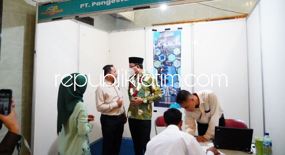 JOB MACHING - Bupati Sidoarjo, Ahmad Muhdlor Ali membuka Job Matching 2023 di SMK Krian 1 yang diikuti 58 perusahaan dengan lowongan pekerjaan 448 tenaga kerja, Senin (15/05/2023).