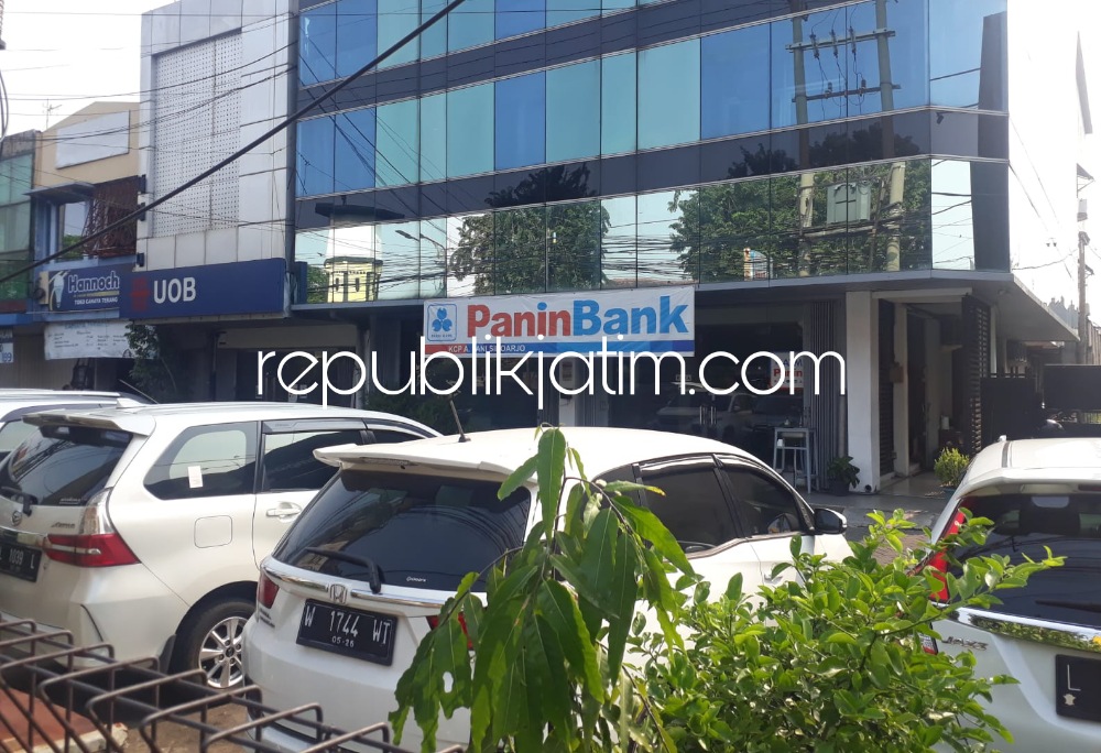 TKP - TKP pembobolan brankas di Kantor Bank Panin di JL Raya A Yani, Kota Sidoarjo, Senin (15/05/2023).