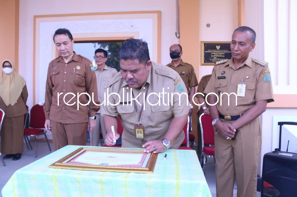 ZI - Dinkop dan Usaha Mikro serta Dinas Perindustrian dan Perdagangan (Disperindag) mencanangkan Zona Integritas (ZI) menuju Wilayah Bebas dari Korupsi (WBK) / Wilayah Birokrasi Bersih dan Melayani (WBBM) tanda tangan komitmen di depan Sekda, Senin (15/05