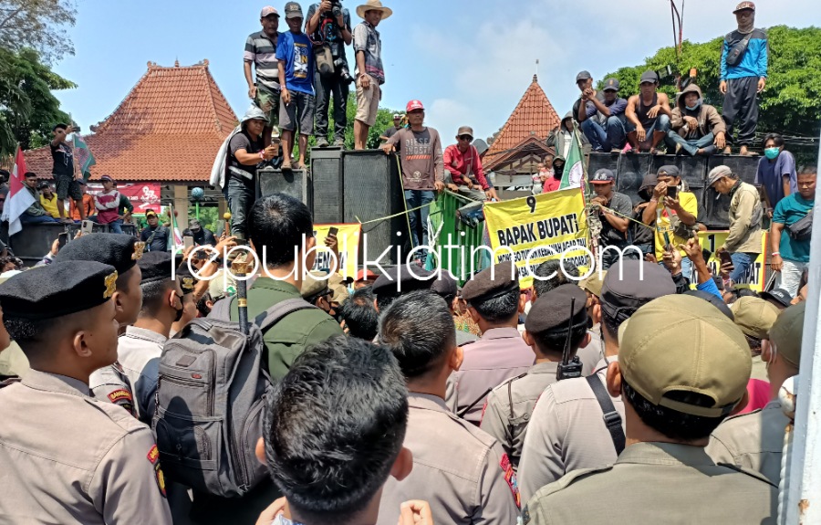 LURUK - Ratusan pengelola TPST dan penggeledek meluruk Pendopo Delta Wibawa menurut revisi biaya tonase saat mengirim sampah ke Tempat Penampungan Akhir (TPA) Jabon, Sidoarjo dengan membawa truk dan gerobak sampah, Selasa (16/05/2023).