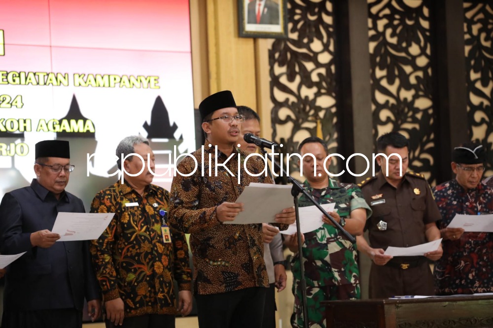 DEKLARASI - Bupati Sidoarjo, Ahmad Muhdlor Ali, Forkopimda dan tokoh lintas agama se Sidoarjo sepakat menolak tempat ibadah untuk kegiatan politik praktis tertuang dalam Deklarasi Tolak Kampanye di Tempat Ibadah yang ditandatangani, Selasa (16/05/2023).