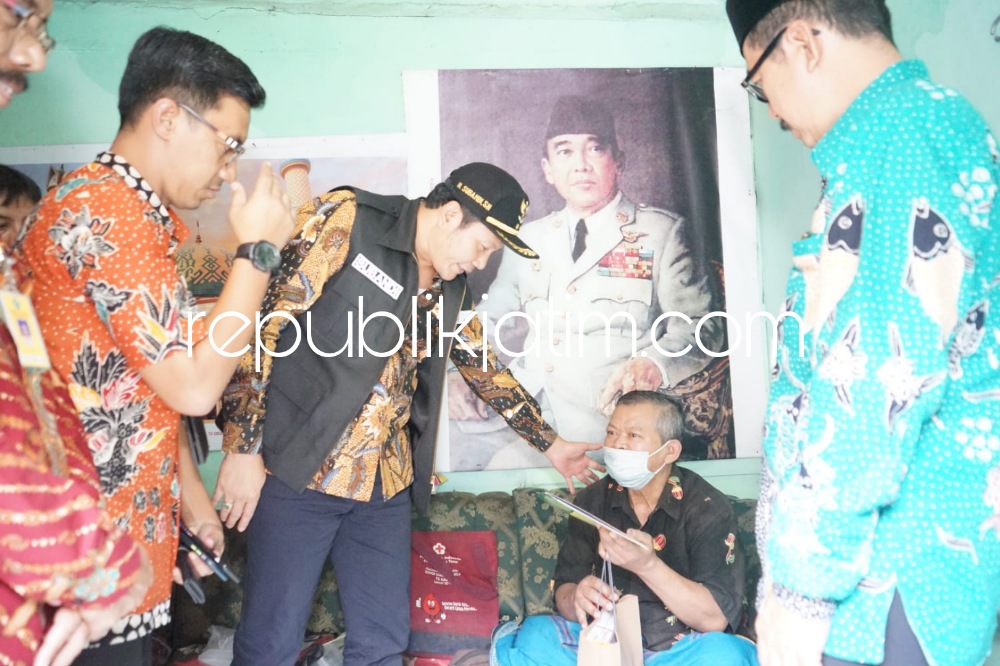 KUNJUNGI - Wakil Bupati (Wabup) Sidoarjo, Subandi menyambangi dua warga kurang mampu yakni Muhammad Riski (11) warga Desa Sumokali, Kecamatan Candi dan rumah Suyono (66) warga Desa Blurukidul, Kecamatan Sidoarjo, Selasa (16/05/2023).