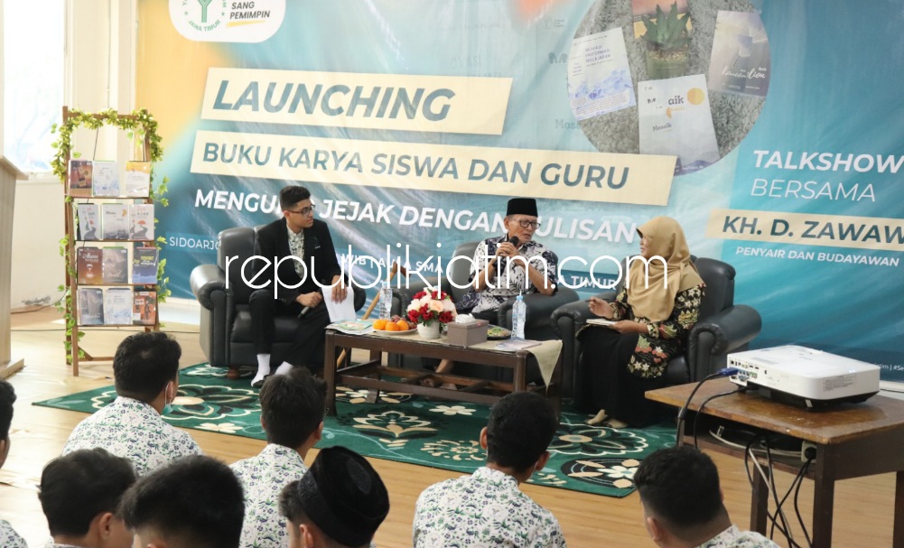 LAUNCHING - Kepala SMA Al Muslim, Dr Mahmudah bersama budayawan, KH D Zawawi Imron di Aula SMA Al Muslim di JL Raya Wadungasri, Kecamatan Waru, Sidoarjo, Rabu (17/05/2023). 