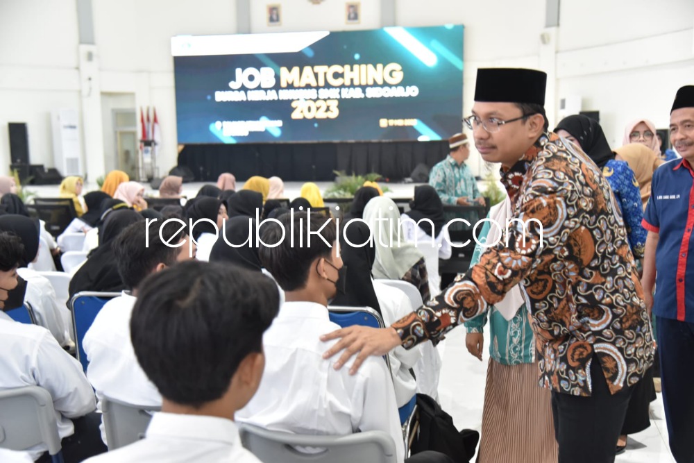 BUKA - Bupati Sidoarjo, Ahmad Muhdlor Ali membuka acara Job Maching di BKK Tulangan untuk para lulusan SMK dengan diikuti 20 perusahaan dengan 169 lowongan pekerjaan, Rabu (17/05/2023).