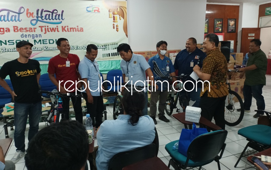 DOOR PRIZE - Sejumlah anggota PWI Sidoarjo mendapatkan door prize saat acara Halal Bi Halal PT Pabrik Kertas Tjiwi Kimia Tbk bersama sejumlah kru media yang bertugas di Sidoarjo dan Mojokerto, Rabu (17/05/2023).