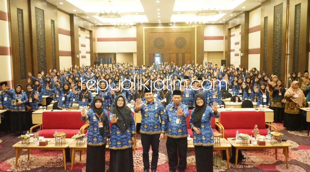 MERDEKA - Wabup Sidoarjo, Subandi memberi gambaran kurikulum merdeka pada Kelompok Kerja Kepala Sekolah (KKKS) SD Gugus 1,2,3 dan 4 Kecamatan Sukodono dengan Pengembangan Keprofesian Berkelanjutan (PKB) di Fave Hotel Sidoarjo, Rabu (17/05/2023).