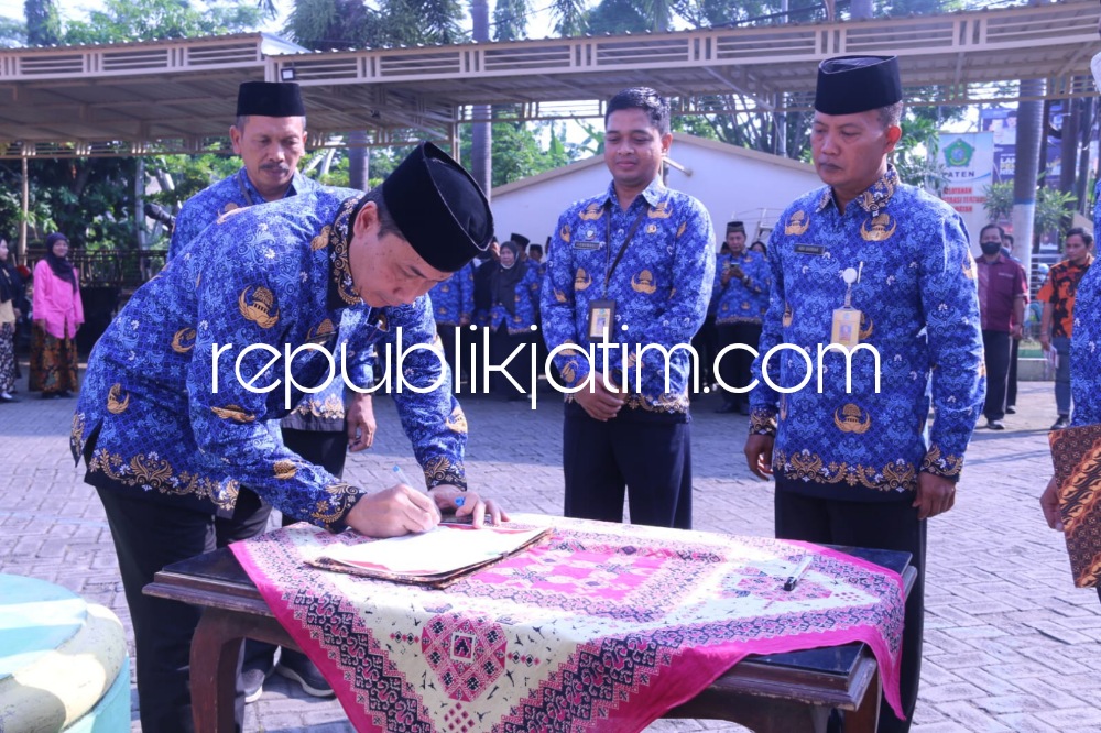 CANANGKAN - Pj Sekda Kabupaten Sidoarjo, Andjar Surjadianto memimpin pencanangan ZI menuju WBK/WBBK di Kecamatan Sedati dan Kecamatan Waru, Rabu (17/05/2023).