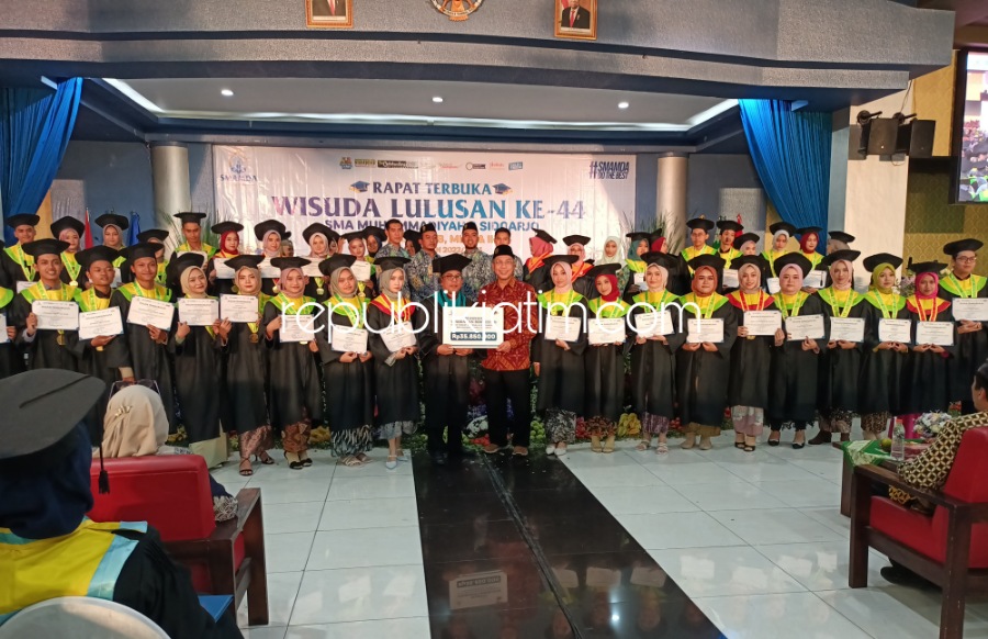 TERBAIK - Kepala Smamda Sidoarjo, M Zainul Arifin berfoto bersama para wisudawan dan wisudawati yang menjadi wisudawan terbaik dan berprestasi di tingkat nasional dan internasional di Auditorium Smamda Sidoarjo, Kamis (18/05/2023).