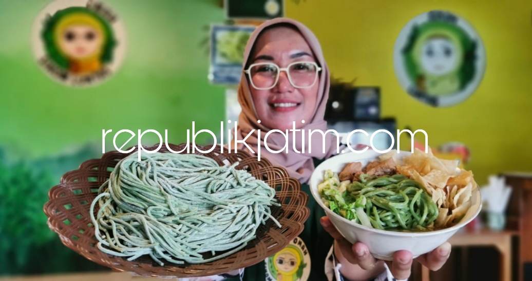 MIE DAUN KELOR - Ny Ririn Wulandari saat mengolah bahan baku mie daun kelor dan pengunjung saat makan mie ayam daun kelor di warungnya, Kamis (18/05/2023).