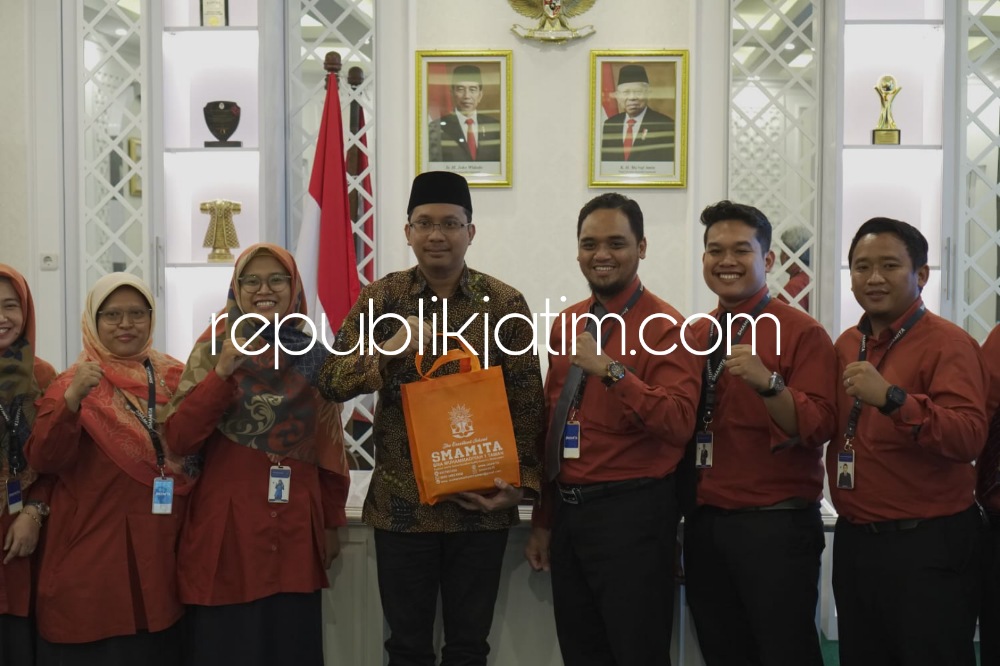SILATURRAHMI - Kepala SMA Muhammadiyah 1 Taman (Smamita) Edwin Yogi Laayrananta didampingi Wakasek, staf dan beberapa guru bersilaturrahmi menemui Bupati Sidoarjo, Ahmad Muhdlor Ali di kantor Pemkab Sidoarjo kemarin.