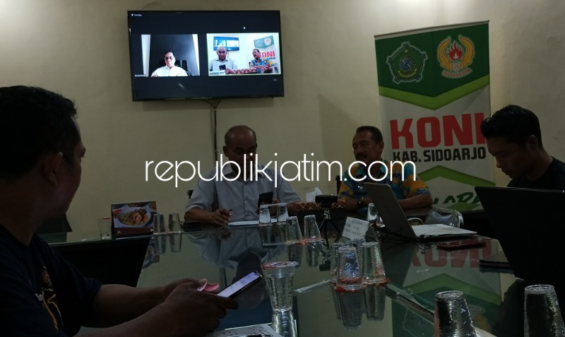 ZOOM MEETING - Ketua KONI Sidoarjo, M Franki Effendi dan beberapa pengurusnya melaksanakan zoom meeting untuk rilis sebanyak 8 atlet peraih medali emas, perak dan perunggu sebanyak 10 medali di Kantor KONI Sidoarjo, Jumat (19/05/2023) sore.