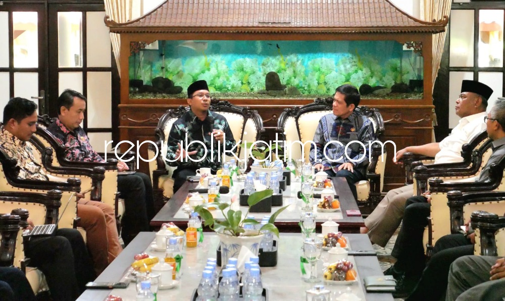 PRESENTASE - Bupati Sidoarjo, Ahmad Muhdlor Ali presentasi soal pelayanan publik di hadapan Perwakilan Ombudsman RI, Jemsly Hutabarat serta anggota DPR RI, Rahmat Muhajirin di Pendopo Delta Wibawa, Jumat (19/05/2023). 