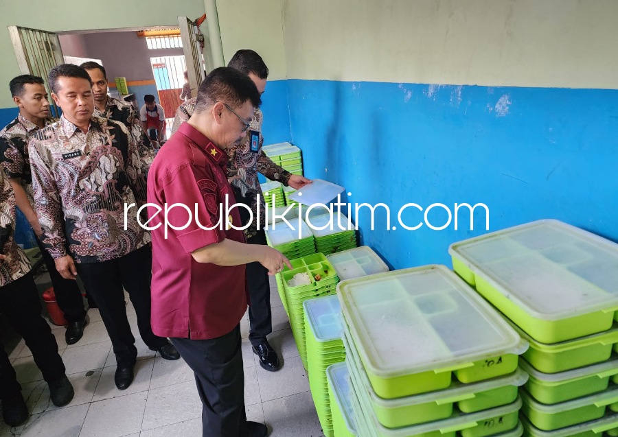 SIDAK - Kepala Divisi Pemasyarakatan (Kadivpas) Kanwil Kemenkumham Jatim, Teguh Wibowo menggelar inspeksi mendadak (Sidak) di Lapas Kelas II A Sidoarjo untuk memastikan kondusifitas lapas di kota udang itu, Sabtu (20/05/2023).