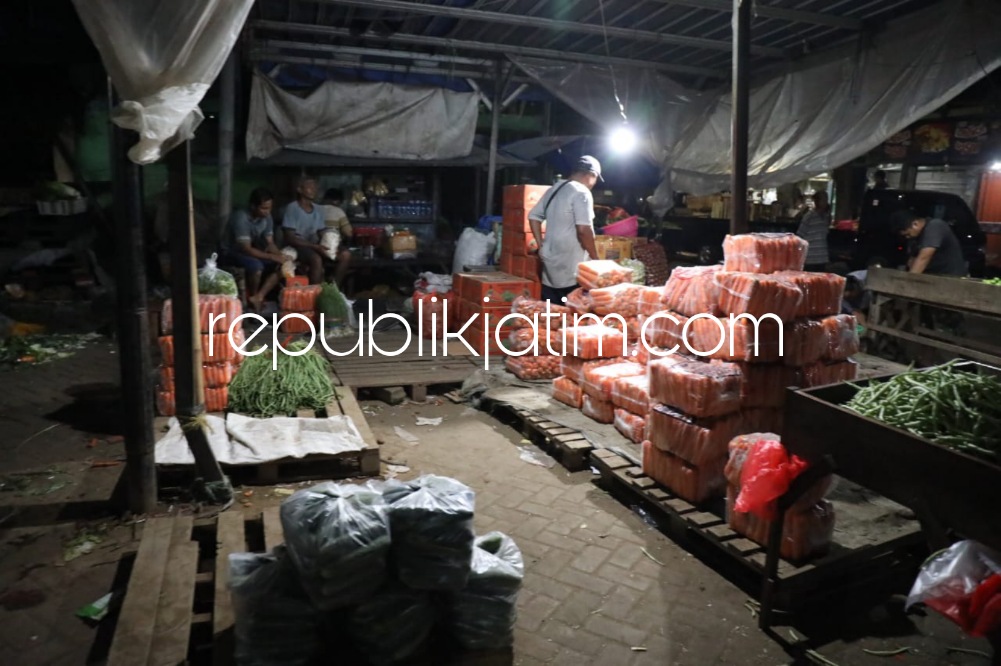 RELOKASI - Sekitar 300 lebih pedagang kali lima atau eceran bakal direlokasi dari tempat semula di loading dock ke hanggar di depan yang semula merupakan pasar penampung saat Pasar Porong terbakar, Sabtu (20/05/2023) malam.