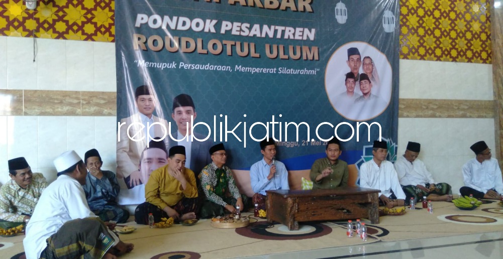 REUNI AKBAR - Ratusan santri alumni Ponpes Roudlotul Ulum Dusun Minggir, Desa Larangan, Kecamatan Candi, Sidoarjo menggelar Reuni Akbar sekaligus Halal Bi Halal di Ponpes Syifaul Qulub Bajarpoh, Desa Banjarbendo, Sidoarjo, Minggu (21/05/2023).