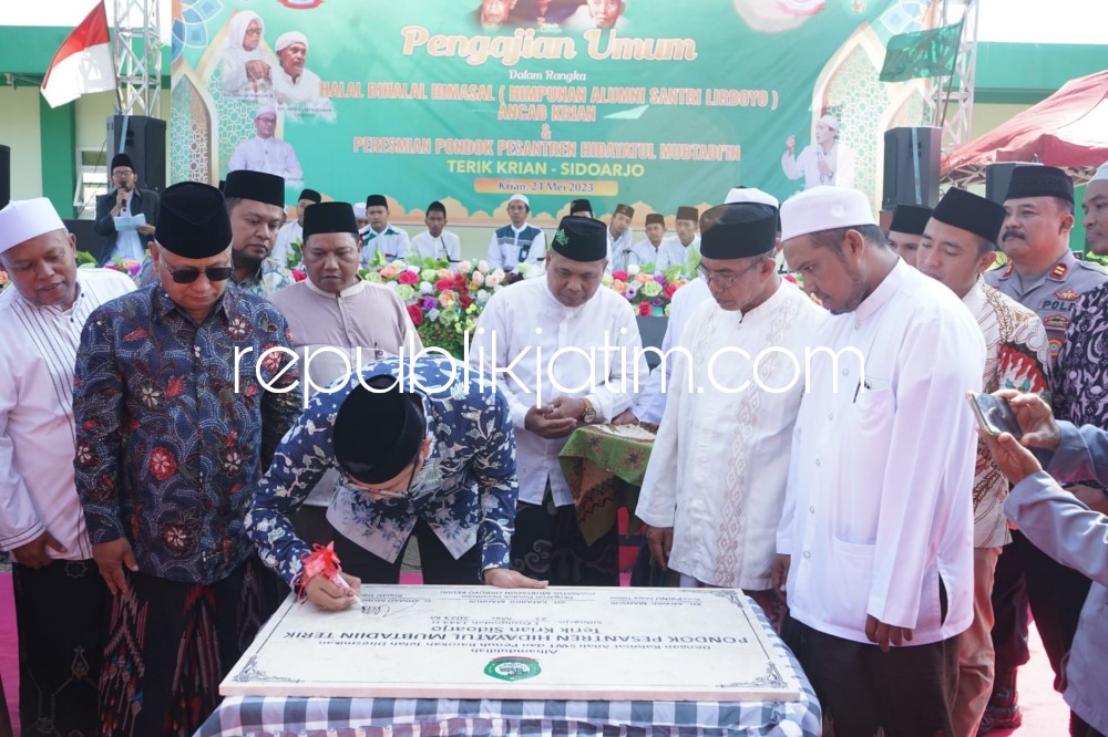 RESMIKAN - Bupati Sidoarjo, Ahmad Muhdlor Ali meresmikan Pondok Pesantren (Ponpes) Hidayatul Mubtadi'in Desa Terik, Kecamatan Krian, Sidoarjo ditandai dengan penandatanganan prasasti, Minggu (21/05/2023).