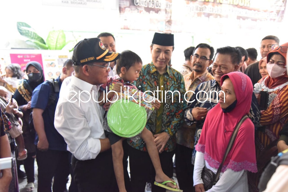 KUNJUNGAN - Menteri Koordinator Bidang Pembangunan Manusia dan Kebudayaan (Menko PMK) Prof Dr Muhadjir Effendy, MAP melakukan kunjungan kerja ke Kelurahan Sidoklumpuk, Kecamatan Sidoarjo, Minggu (21/05/2023). 