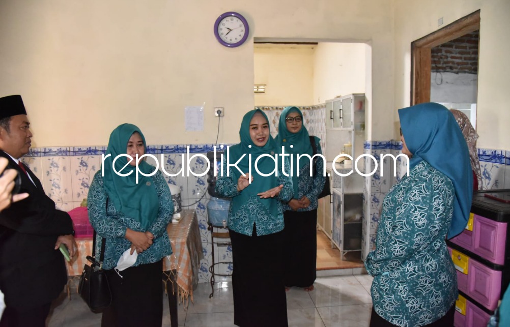 SOSIALISASI - Ketua TP PKK Sidoarjo, Ny Sa'adah Ahmad Muhdlor saat sosialisasi rumah sehat dan layak huni di Desa Ploso, Kecamatan Wonoayu, Sidoarjo, Senin (22/05/2023). 