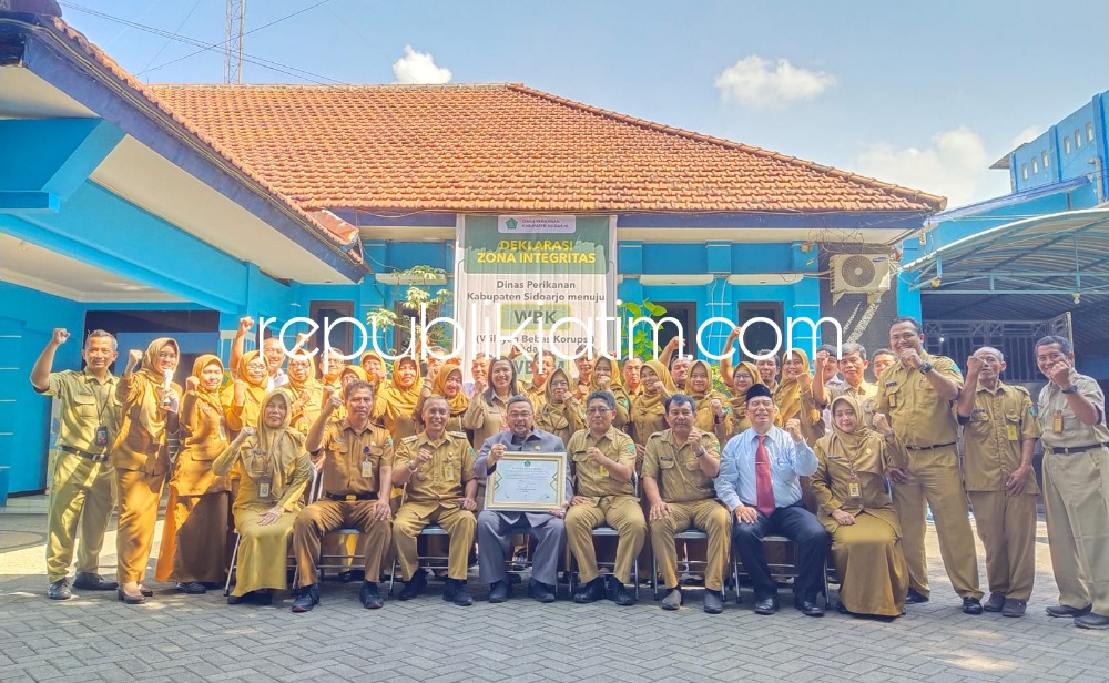 ZONA INTEGRITAS - Plt Kepala Dinas Perikanan Pemkab Sidoarjo, M Bachruni Aryawan bersama Plt BKD Pemkab Sidoarjo, Makhmud memimpin pencanangan Zona Integritas (ZI) WBK dan WBBM di kantor Dinas Perikanan, Senin (22/05/2023).