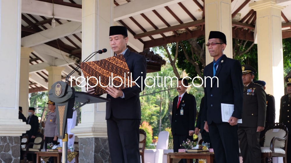 UPACARA - Pj Sekretaris Daerah (Sekda) Kabupaten Sidoarjo, Andjar Surjadianto menjadi Pembina Upacara dalam memperingati Hari Kebangkitan Nasional (Harkitnas) ke 115 Tahun 2023 di Alun-Alun Sidoarjo, Senin (22/05/2023). 