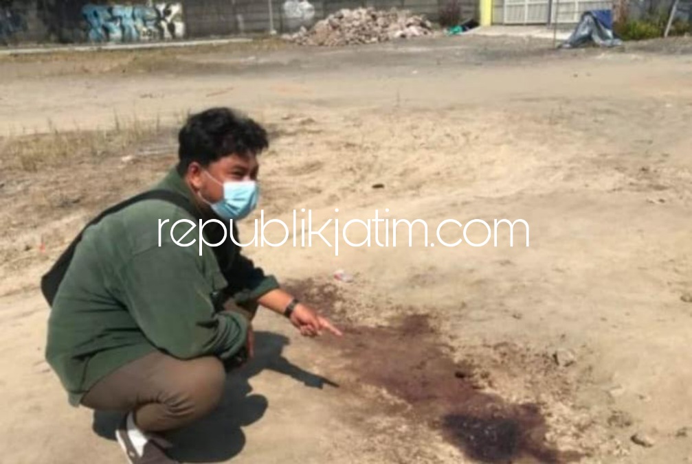 TKP - Salah seorang warga menunjukkan lokasi korban dikeroyok gangster hingga bersimbah darah dan akhirnya meninggal dunia saat dilarikan ke rumah sakit terdekat, Senin (22/05/2023) dini hari.