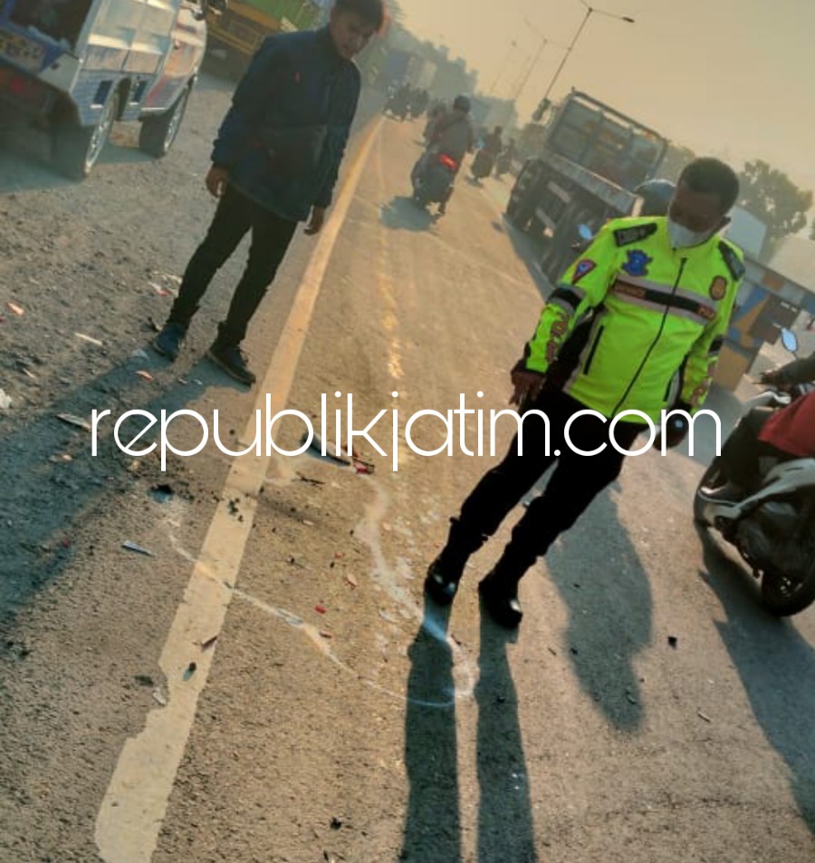 OLAH TKP - Sejumlah petugas Lantas Polresta Sidoarjo melaksanakan olah TKP kecelakaan motor dan truk yang tidak diketahui identitasnya karena melarikan diri di JL Taya Bypass Krian, Kecamatan Krian, Sidoarjo, Selasa (23/05/2023).