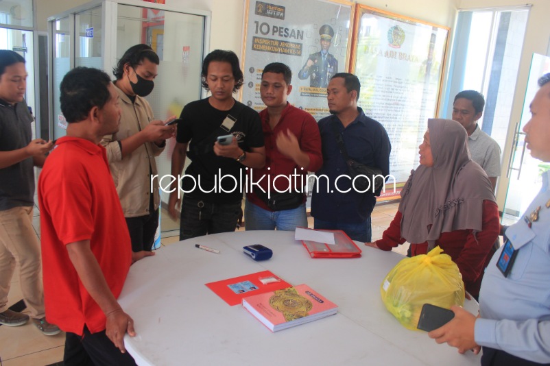SABU-SABU - Petugas Lapas Pemuda Madiun memeriksa PWG dan suaminya JS yang membawa Al Qur'an berisi sabu-sabu seberat 14,98 gram hendak diselundupkan ke Lapas Pemuda Madiun, Selasa (23/05/2023).