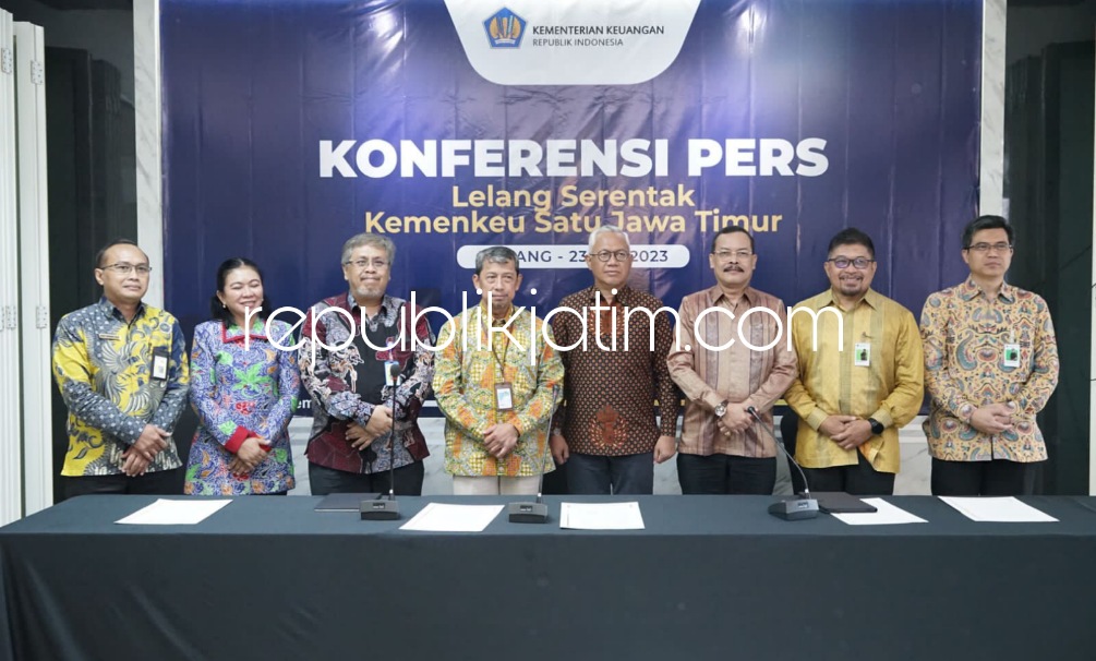 LELANG - Berbagai unit eselon I di lingkungan Kemenkeu Jatim dikoordinasi Kepala Perwakilan Kemenkeu Satu Jawa Timur, Taukhid, yang juga menjabat Kepala Kanwil Direktorat Jenderal Perbendaharaan (DJPb) Jatim mengikuti lelang serentak, Selasa (23/05/2023).
