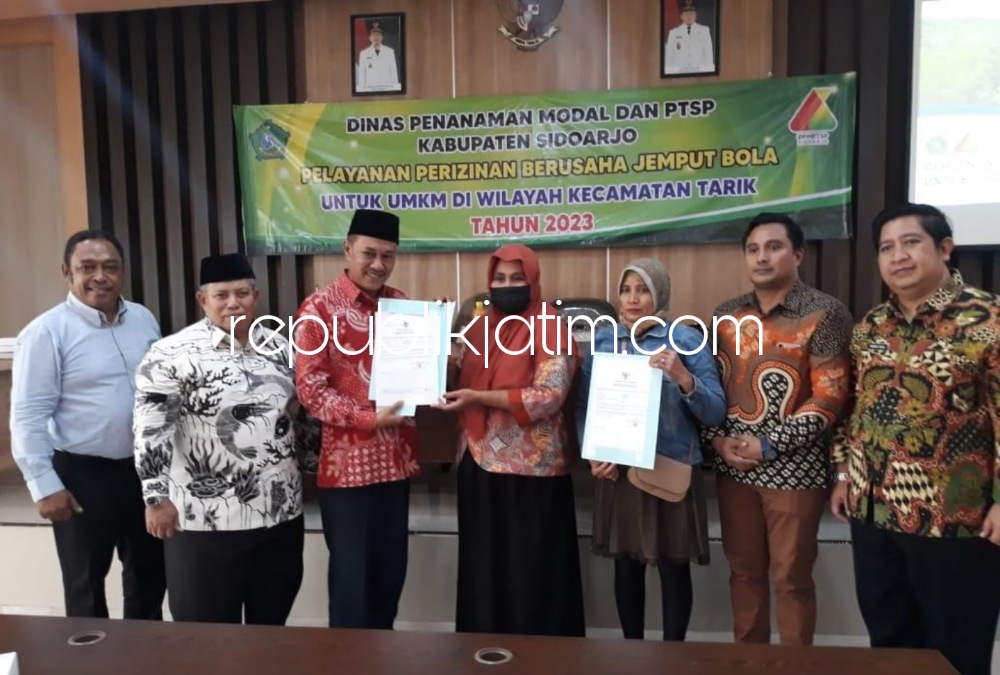 JEMPUT BOLA - Kepala Dinas Penanaman Modal dan Pelayanan Terpadu Satu Pintu (DPMPTST) Pemkab Sidoarjo Rudi Setiawan bersama staf dan anggota DPRD Sidoarjo sosialisasi pelayanan jemput bola mengurus Nomor Induk Berusaha (NIB) di Tarik, Selasa (23/05/2023).