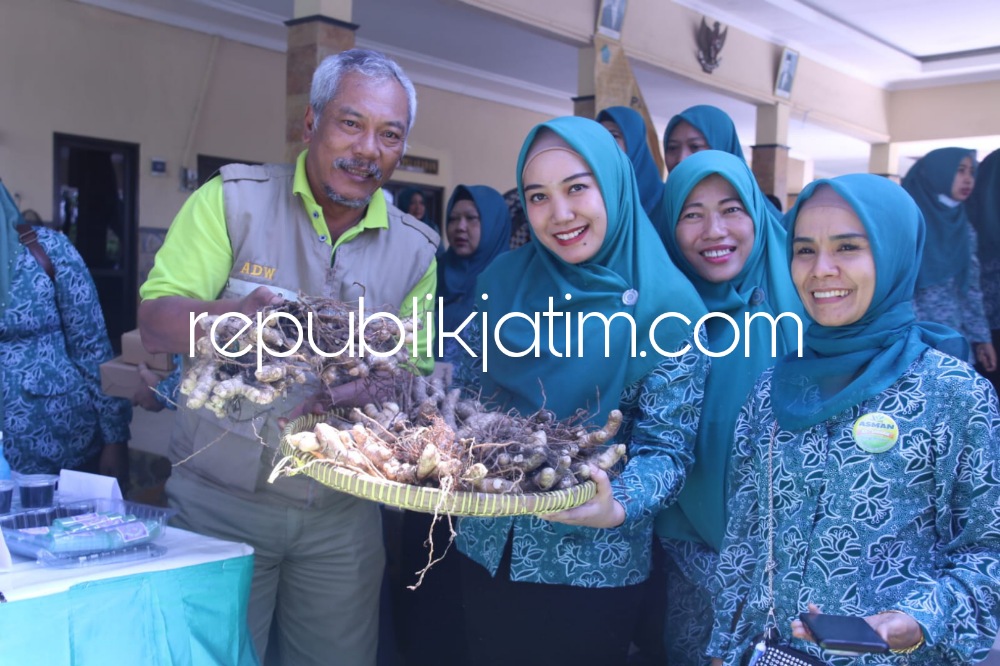 REMPAH - Ketua TP PKK Sidoarjo, Ny Sa'adah Ahmad Muhdlor mengunjungi beberapa stand pameran UMKM di Desa Jumputrejo, Kecamatan Sukodono penghasil rempah-rempah seperti jahe dan kunyit, Selasa (23/05/2023).