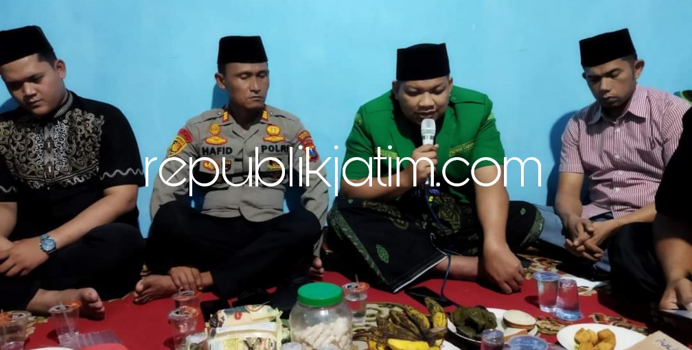 DESAK PENANGKAPAN - Ketua PC GP Ansor Sidoarjo, Rizza Ali Faizin usai doa bersama di rumah duka Desa/Kecamatan Wonoayu mendesak Polresta Sidoarjo menangkap gengster penganiyaan korban M Daudi Ardiansyah hingga meninggal, Selasa (23/05/2023) malam.