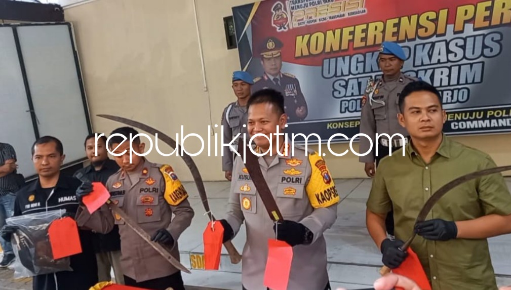 BUKTI - Kapolresta Sidoarjo, Kombes Pol Kusumo Wahyu Bintoro menunjukkan barang bukti senjata tajam yang digunakan para anggota gangster menganiaya korban, Muhammad Daudi Ardiansyah (18) hingga meninggal dunia, Rabu (24/05/2023).