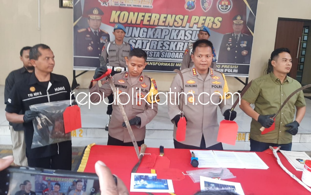BUKTI - Kapolresta Sidoarjo Kombes Pol Kusumo Wahyu Bintoro menunjukkan barang bukti senjata tajam yang digunakan anggota gangster menganiaya korban, Muhammad Daudi Ardiansyah (18) hingga meninggal di Sepande, Kecamatan Candi saat rilis, Rabu (24/05/2023)