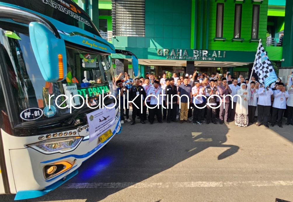 CJH - Kakanwil Kemenkumham Jatim Imam Jauhari memastikan layanan one stop service saat Pelepasan CJH Kelompok Terbang (Kolter) 1 Embarkasi Surabaya bersama Gubernur Jatim Khofifah Indar Parawansa di Asrama Haji Sukolilo, Surabaya, Rabu (24/05/2023).