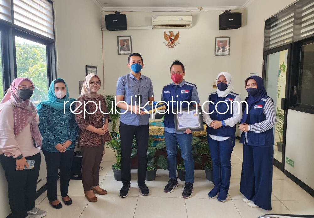 SERAHKAN - Direktur PT Sarana Karya Solusindo Reza Kurniawan (produsen Bandell Lighting) menyerahkan bantuan sosial ke setiap kecamatan di wilayah Kota Surabaya sebagai partisipasi mengurangi angka bayi stunting di Kota Pahlawan, Kamis (25/05/2023).