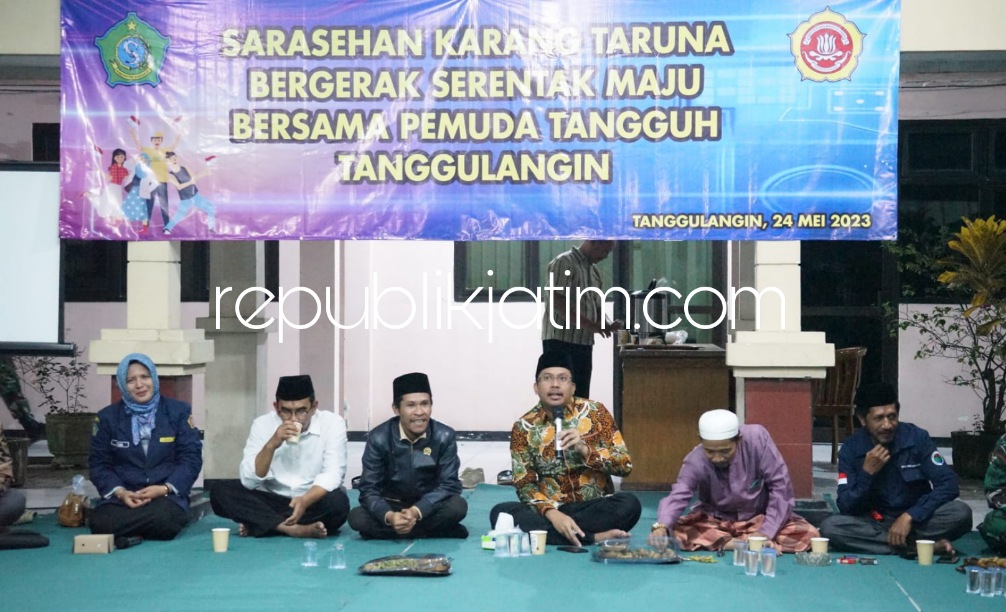BEBERKAN KIAT - Bupati Sidoarjo Ahmad Muhdlor Ali berbagai kita sukses di usia muda dihadapan anggota Karang Taruna se Kecamatan Tanggulangin di Pendopo Kecamatan Tanggulangin, Sidoarjo, Rabu (24/05/2023) malam.