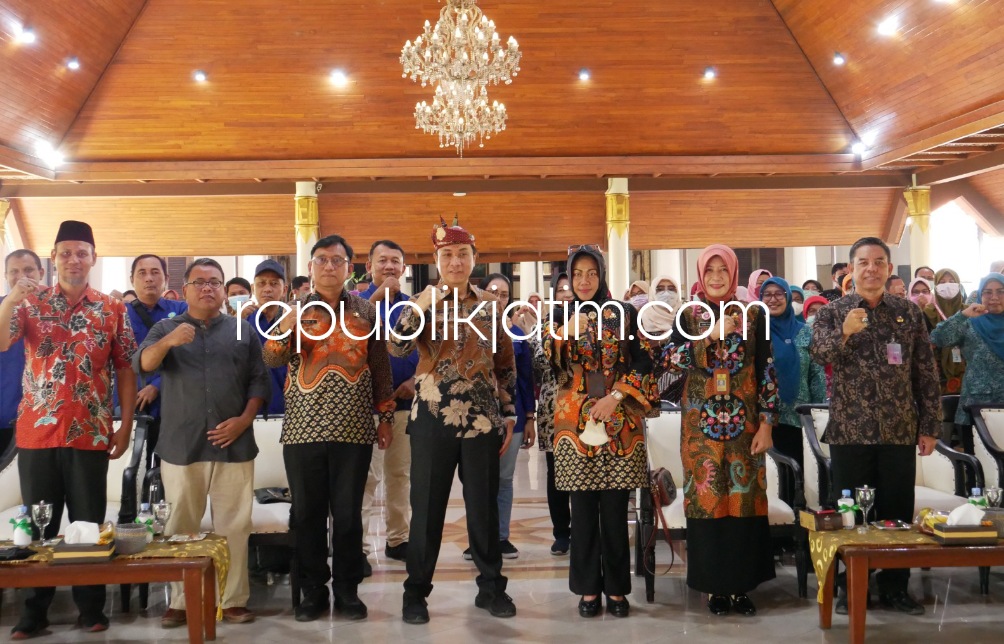 SOSIALISASI - Pj Sekretaris Kabupaten Sidoarjo, Andjar Surjadianto menargetkan Sidoarjo bebas Open Defecation Free (ODF) atau Buang Air Besar (BAB) sembarangan 100 persen saat sosialisasi di Pendopo Pemkab Sidoarjo, Kamis (25/05/2023).